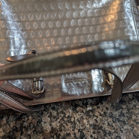 Michael Kors Large Silver Metallic Shoulder bag - Picture 6 of 13